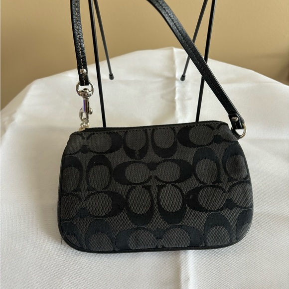 Coach wristlet black good used condition - Picture 2 of 7